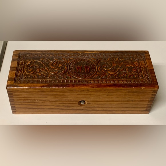 Late 19th Century Hand Carved Finger Jointed Wheeler & Wilson Sewing Machine Box - Picture 3 of 15